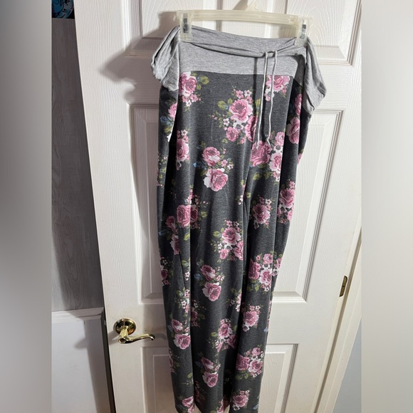 Celeste plus size 3x wide leg flare Y2k grey and pink roses yoga pants - Picture 4 of 9